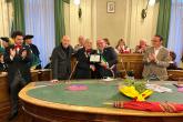 Il sindaco consegna una targa a Franco Caucino