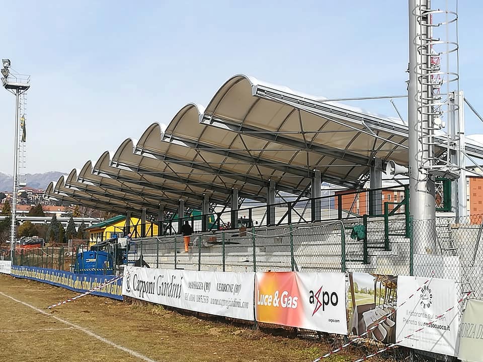 La tribuna coperta dello stadio del rugby